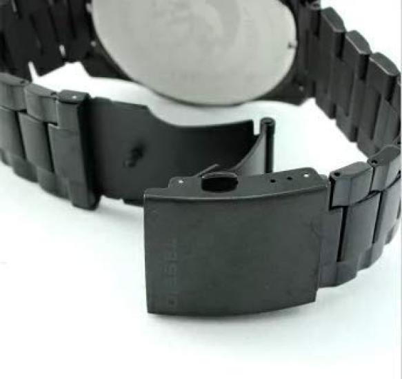 Diesel DZ4283 Chronografové hodinky v provedení, které vyniká na celočerném zápěstí.