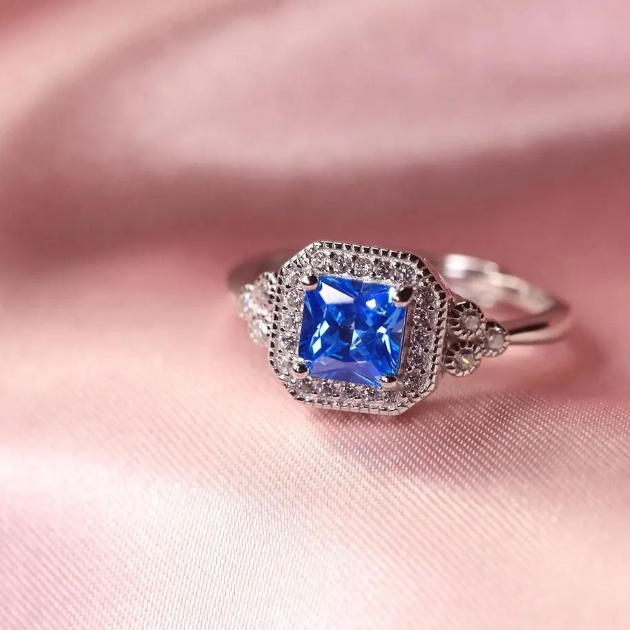 Gorgeous Women Finger Rings Graceful Female Party Accessories Full Bling Iced Out Unique Blue Color Cubic Zirconia Ring