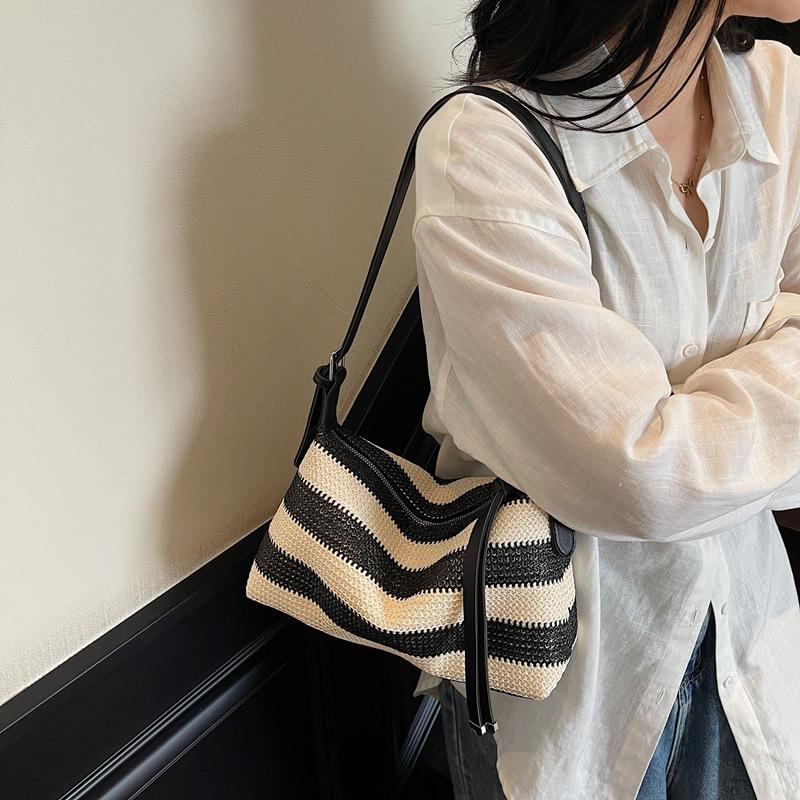 Small Bag Women's 2025 New Trendy Color Straw Hand-held Bucket Bag Leisure Beach Vacation Wind Shoulder Messenger Bag