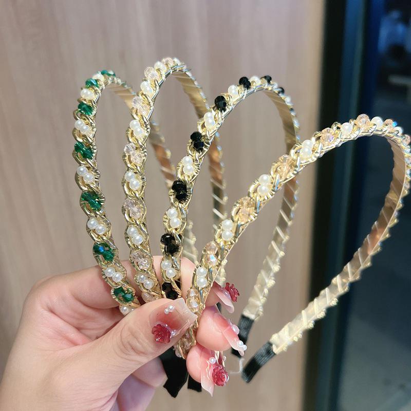 Elegantes handgefertigtes Perlenhaarband mit Kettenakzent