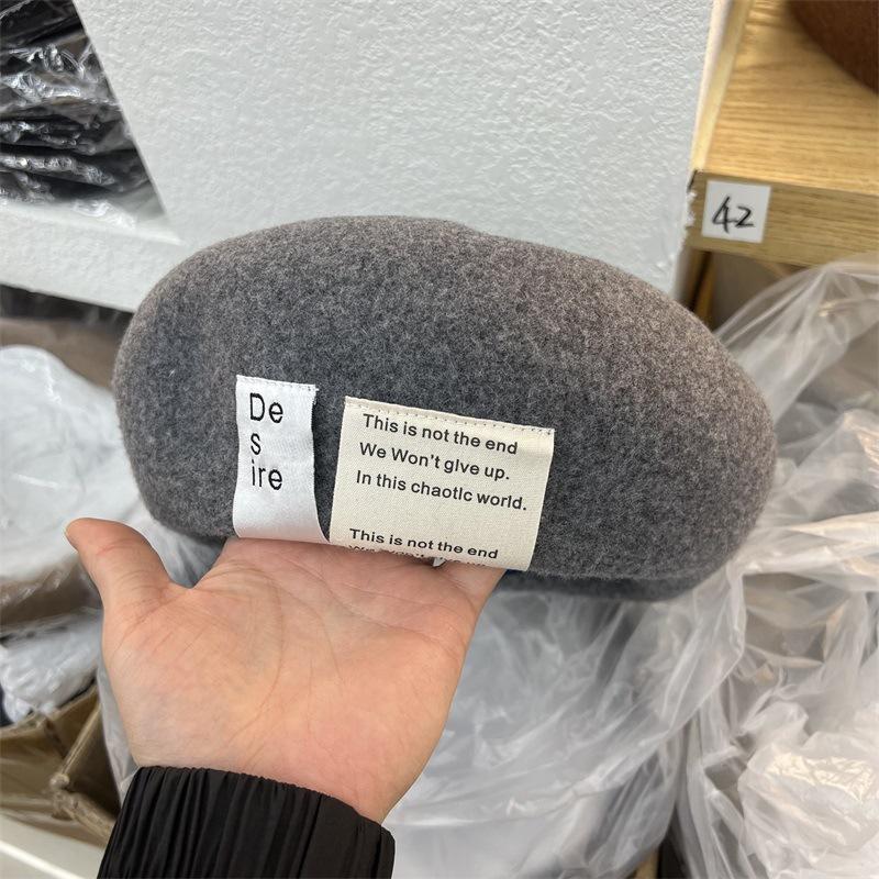 

Элегантный темперамент берет-облако из австралийской шерсти, который могут носить женщины, модная шляпа художника с наклейкой M（56-58cm）