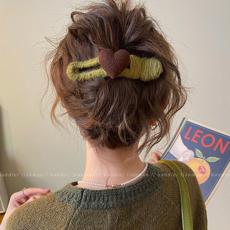 

Heart-Shaped High-End Plush Hair Claw Clip for Thick Hair, Large Shark Clip, 2025 Autumn/Winter Style Hair Accessory for Women