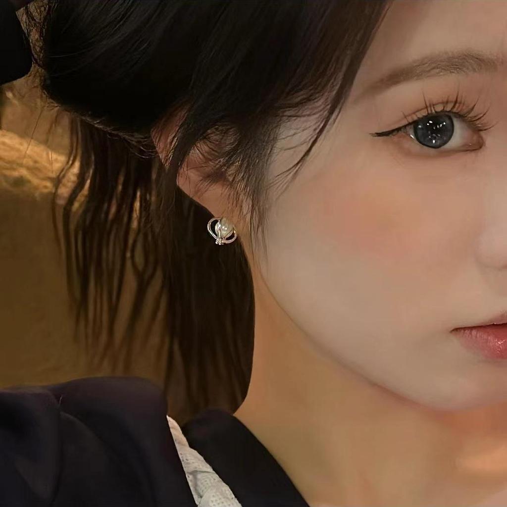 Promise You the Stars: Elegant and Unique Planet Pearl Earrings for Women