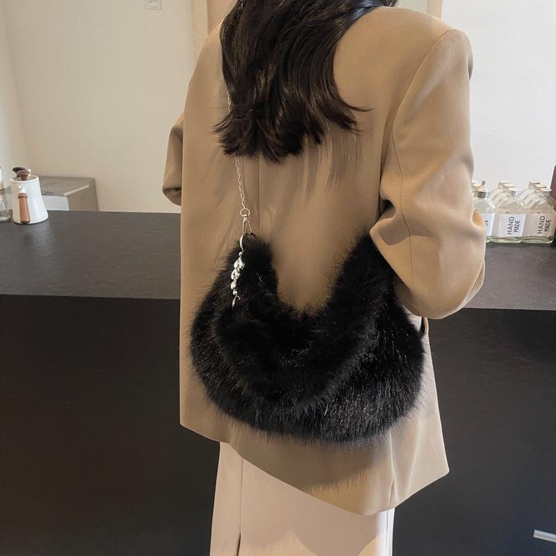 2024 New Niche Design Plush Bag Women's Autumn and Winter Versatile Chain Messenger Bag Hand-held Plush Underarm Bag