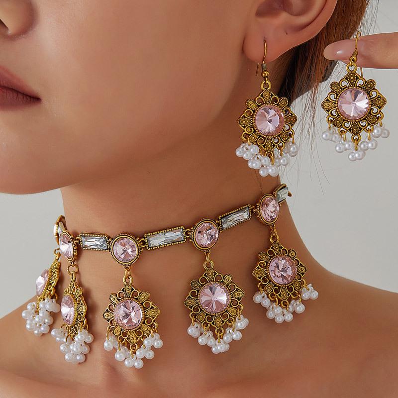 

Retro Floral Gem Pendant Necklace and Earrings Set рожевий