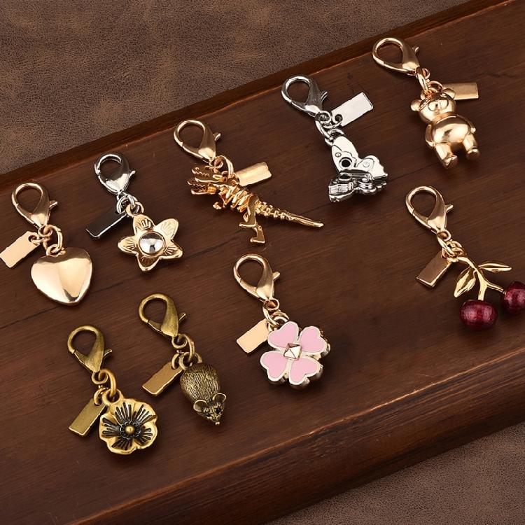 Breloc din aliaj Pandantiv delicat pentru geantă Suport de chei retro Textură de aliaj Perfect pentru a adăuga o notă vintage oricărei genți