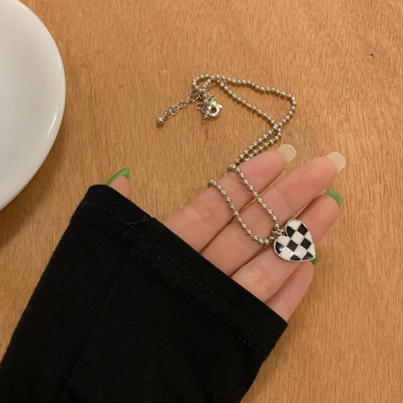 

Мягкая девушка корейская и японская шахматная доска любовь кулон ожерелье браслет комплект - 2025 трендовый нишевый дизайн свитер цепь round beads necklace чёрный/белый