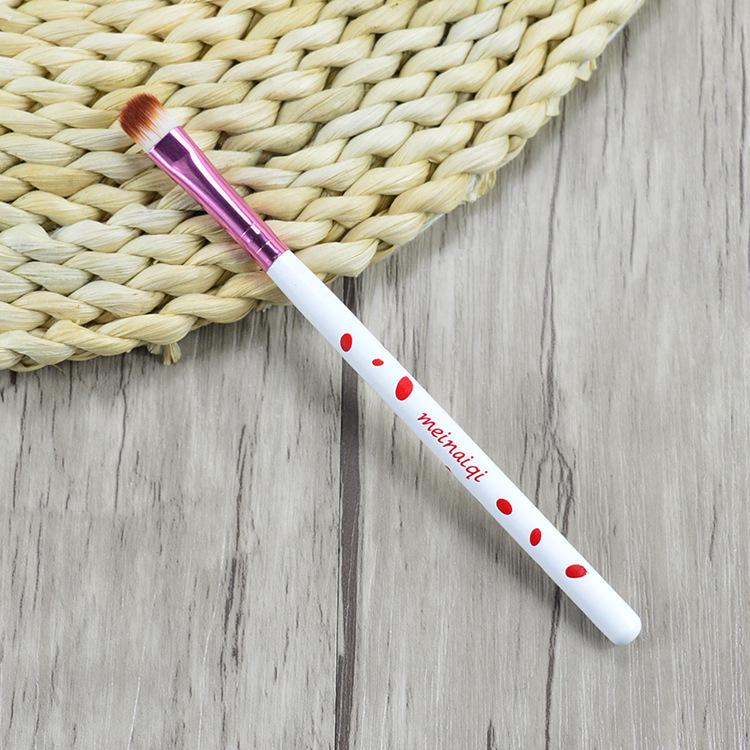 Minaki Long Wooden Handle Eyeshadow Brush for Beginners