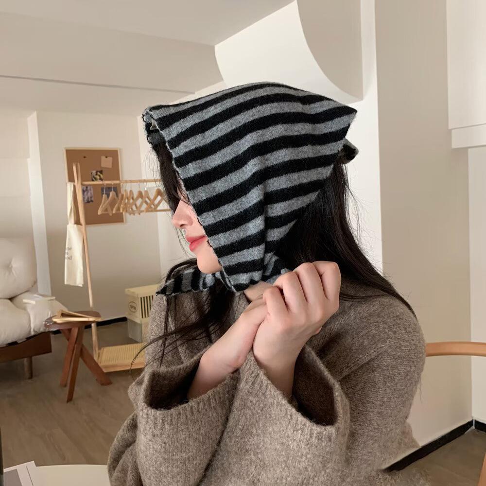 Autumn and winter small triangle scarf, striped knitted scarf, premium triangle scarf, new warm triangle scarf for women