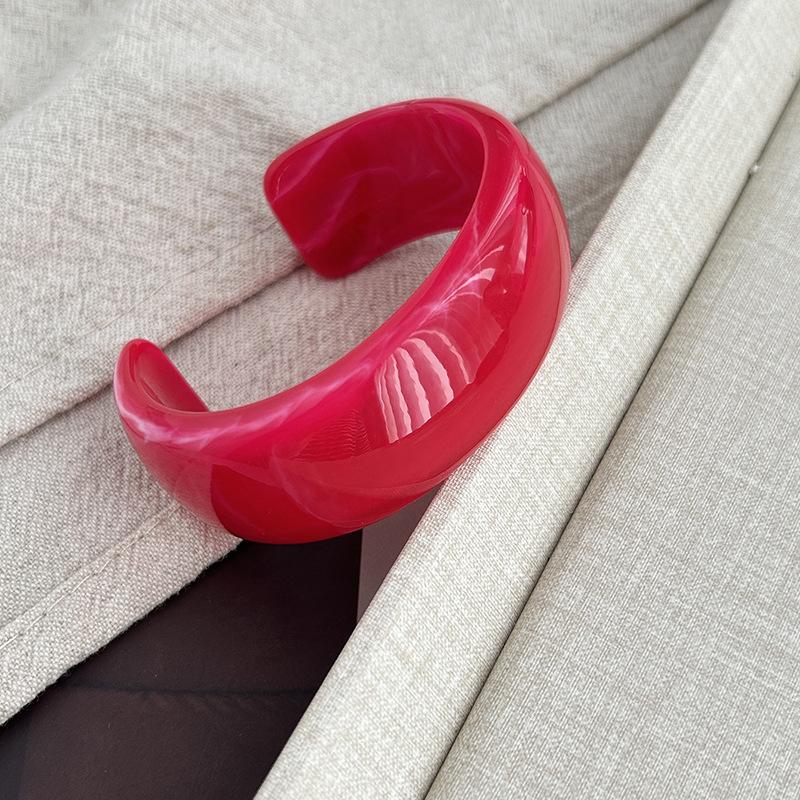 Bracciale Aperto Color Smudge Design a Motivo Marmo Gioielli in Acrilico Light Luxury