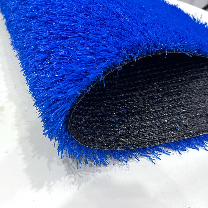 Bunter Kunstrasen: Außendekoration für Kindergärten & Einkaufszentren