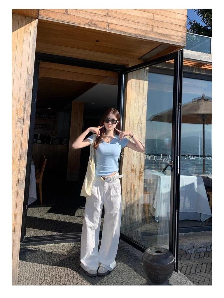 Black V-Neck Slim Fit Short-Sleeve T-Shirt for Women - Stylish Summer Top