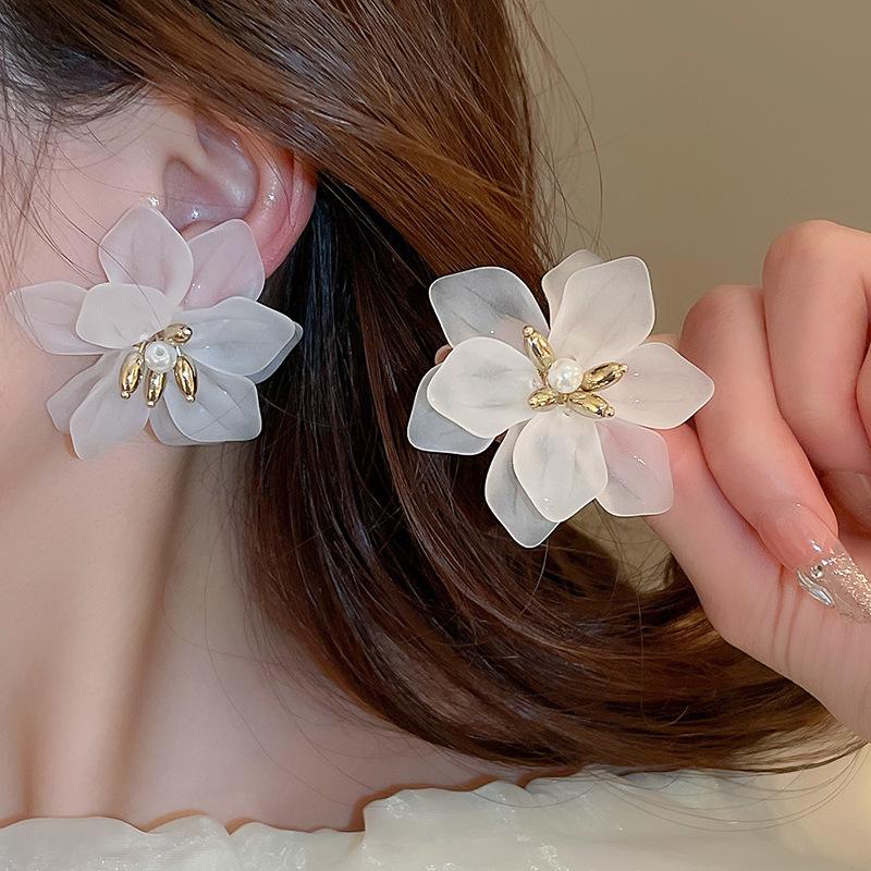 Boucles d'oreilles puces élégantes en argent avec fleurs de perles et pampilles - Mode française haut de gamme polyvalente