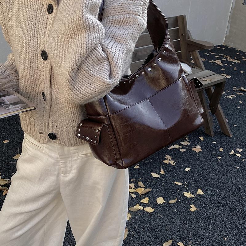 Retro bag women's large capacity 2025 new autumn and winter leisure shoulder underarm bag texture rivet commuter bucket bag