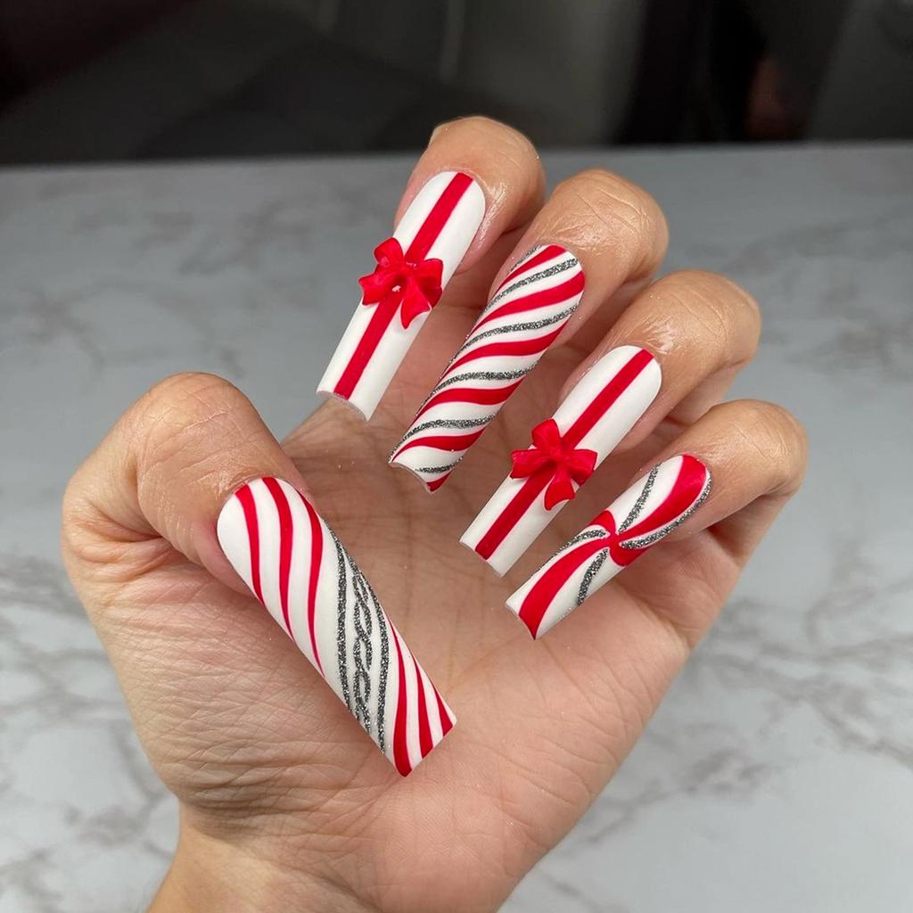 24 Stück Weihnachtskleidung Rüstung Schneeflocke Liebe Schneemann Maniküre Kurze Mandel Schleife Europäisch und Amerikanisch Lange Nagelstücke