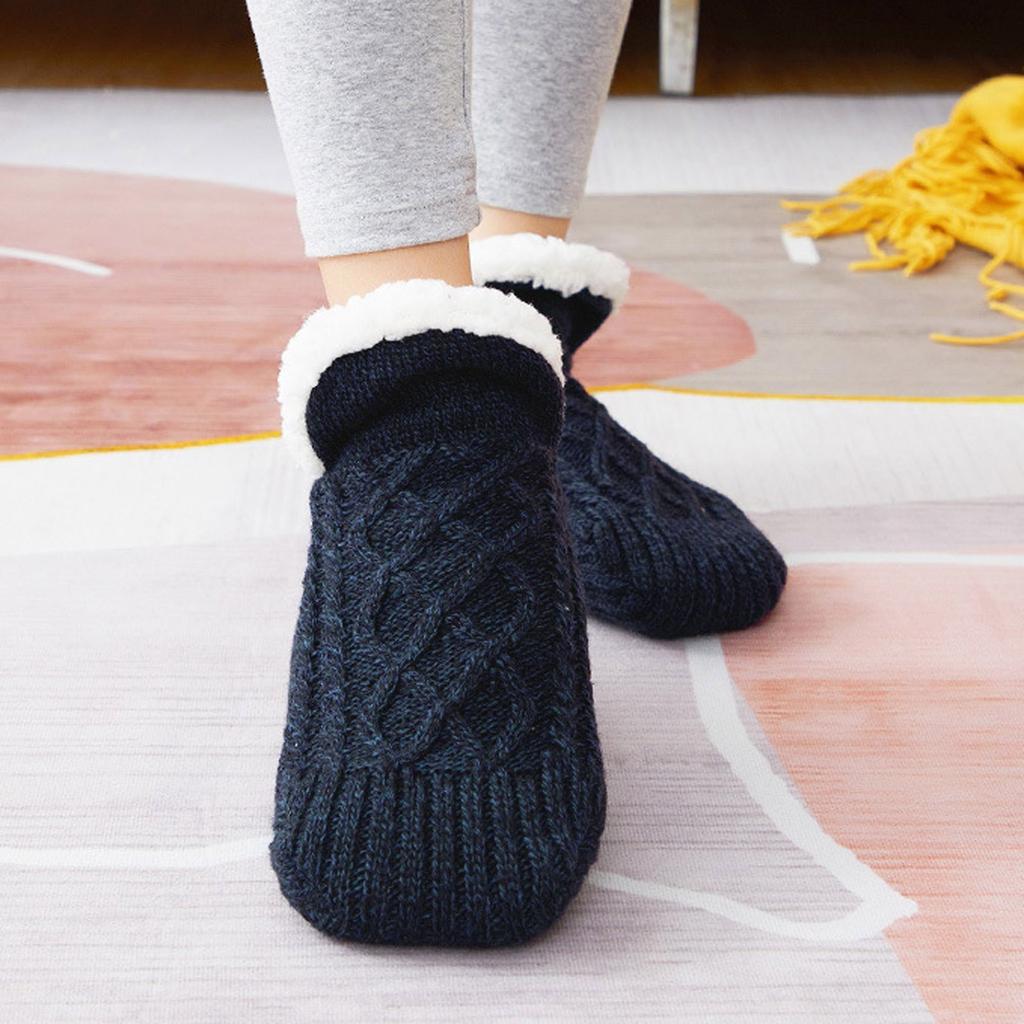 Neue Hausschuhe aus gewebtem und samtigem Stoff. Schluss mit Taubheitsgefühlen, Schmerzen und Schwellungen. Hausschuhe aus samtigem Stoff.