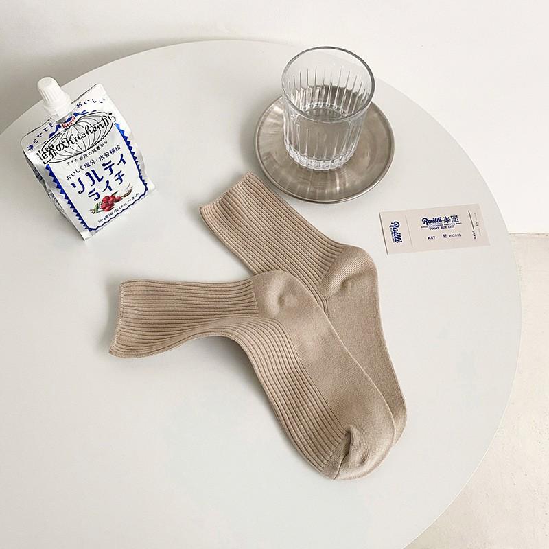 Frühlings- und Herbststil Damen Mittellange Baumwolle Einfarbige Plüschsocken Kombiniert mit Kleinen Lederschuhen und Langen Socken