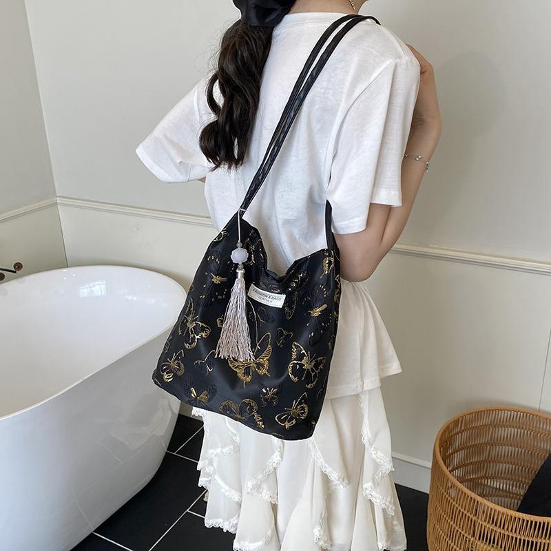 Women's bag Underarm bag Premium underarm bag New embroidery bucket bag Fashion shoulder bag
