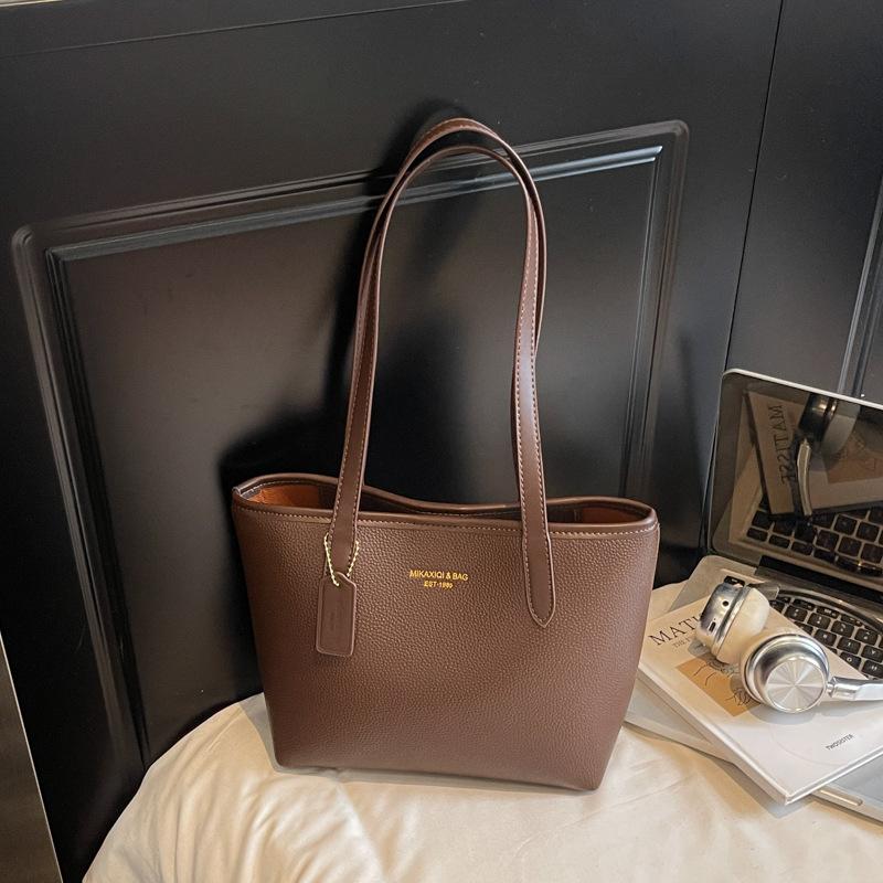 

Large-capacity tote bag women s fashion 2025 autumn new commuter big bag high-value college student class shoulder bag темно-коричневого