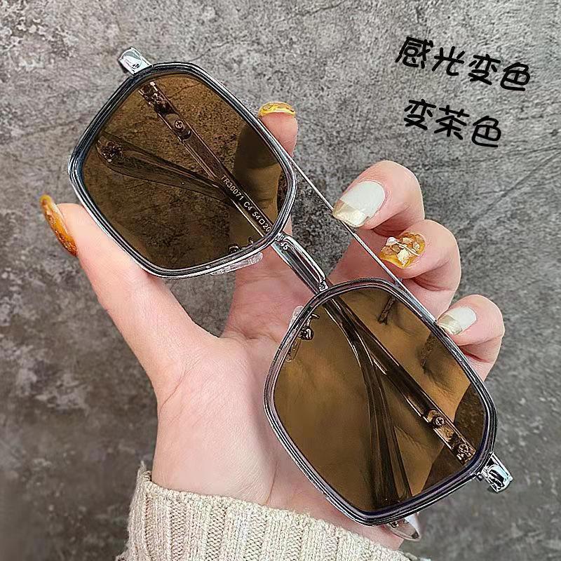 Retro Double-Beam Color-Changing Sunglasses With Blue-Changing Myopia Sunglasses. The Same Style Has Degree Glasses Frames Without Background Color.