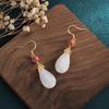 Damen Sommer 2021 Retro Chinesisches Design Ohrringe: Imitation Hetian Jade mit südlichen roten Steinen, Tropfen- und Steckerstile