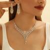 Damhalsband med Hängande Örhängen - Ett Elegant och Modernt Smyckesset