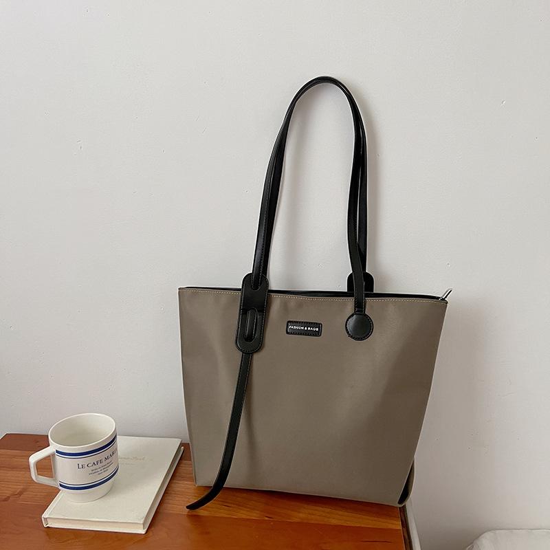 Large Capacity Bag for Women New Niche Design Versatile Shoulder Bag Casual Handheld Commuting Toy Bag Trend