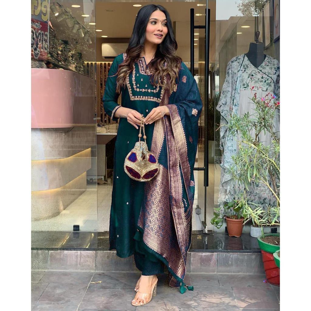 Představujeme krásný těžký set, který je s propracovanou ruční výšivkou, Zari tkaním . Hodí se k nim odpovídající kalhoty a jecard Dupatta.