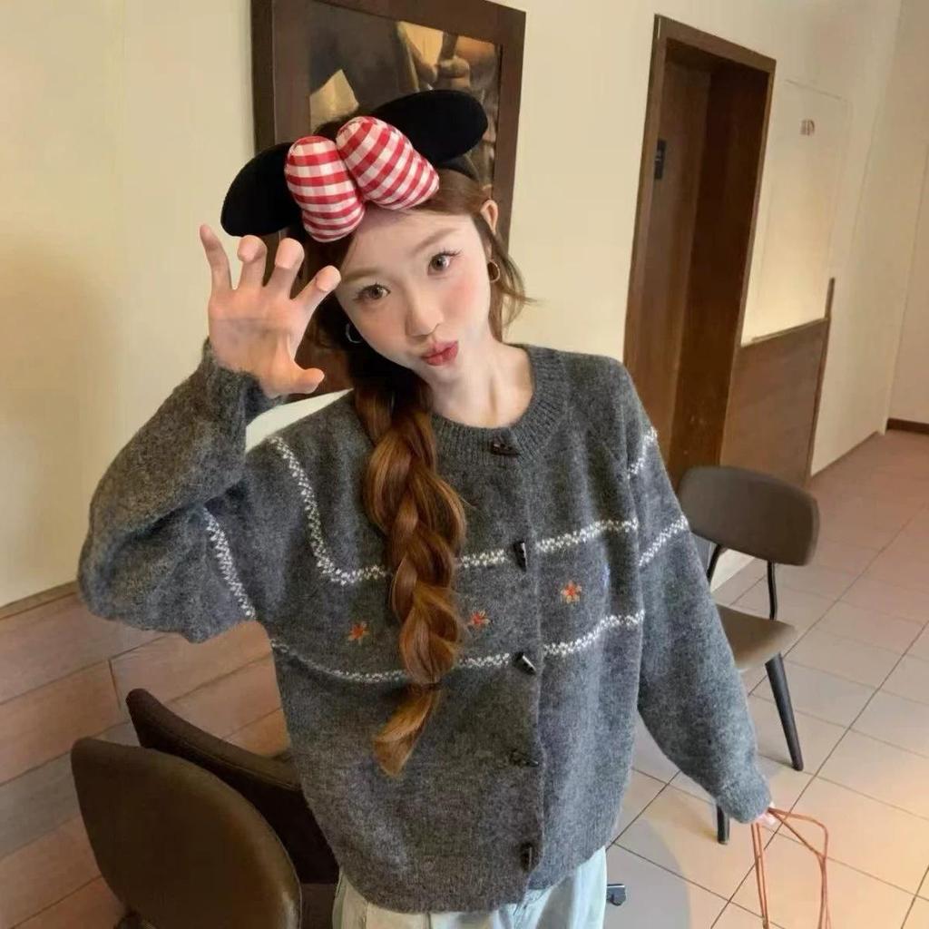 Japanese-Korean Style Jacquard Embroidery Horn Button Sweater - Versatile, Age-Reducing Women's Knit Cardigan for Spring and Autumn.