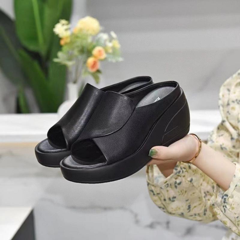 Nouveaux chaussons compensés en cuir souple cool pour femmes, été, mode, célébrité Internet, muffin à semelle épaisse, chaussons cool à une bride
