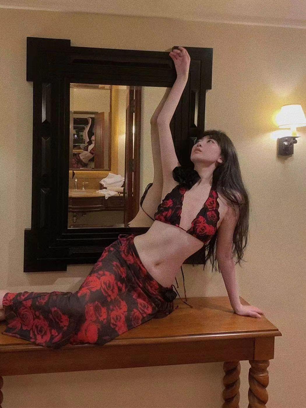 

Ретро Роза Высококлассное Бикини из Трех Частей с Длинным Платьем Сексуальная Пляжная Одежда Large красный