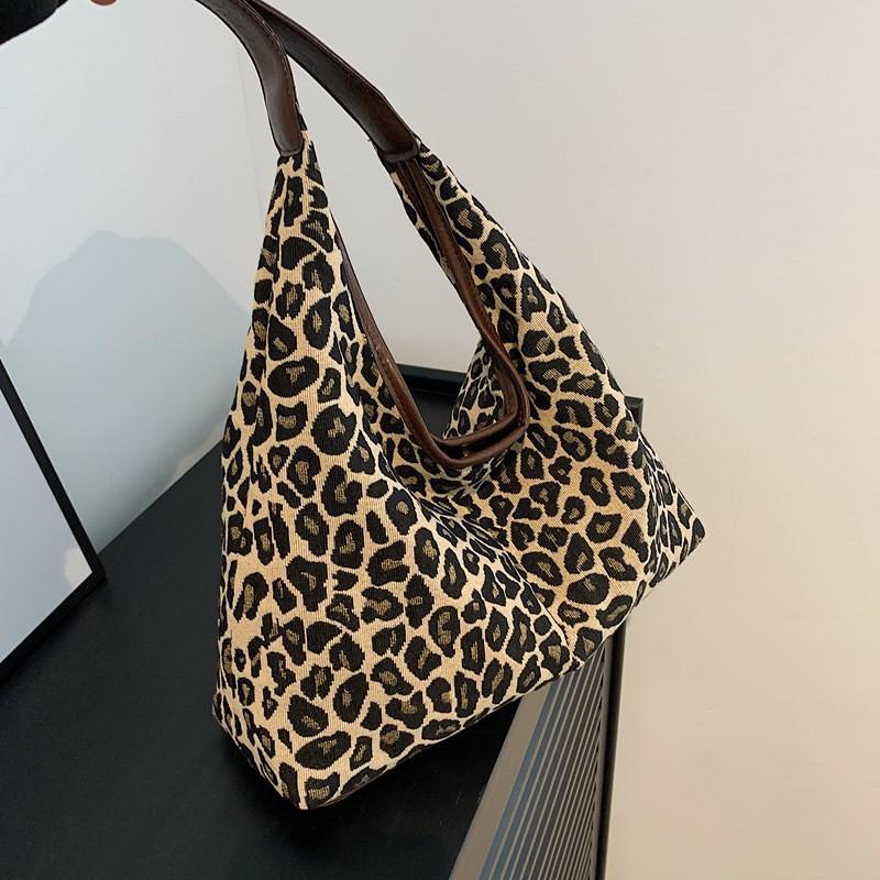 Modern Minimalist Tote Bag For Women Featuring Durable Canvas Material And Soft Structure