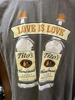 Titos Handgemachter Wodka Austin Texas Liebe Ist Liebe grau Mittleres t-shirt Vintage Look Unisex T-Shirt