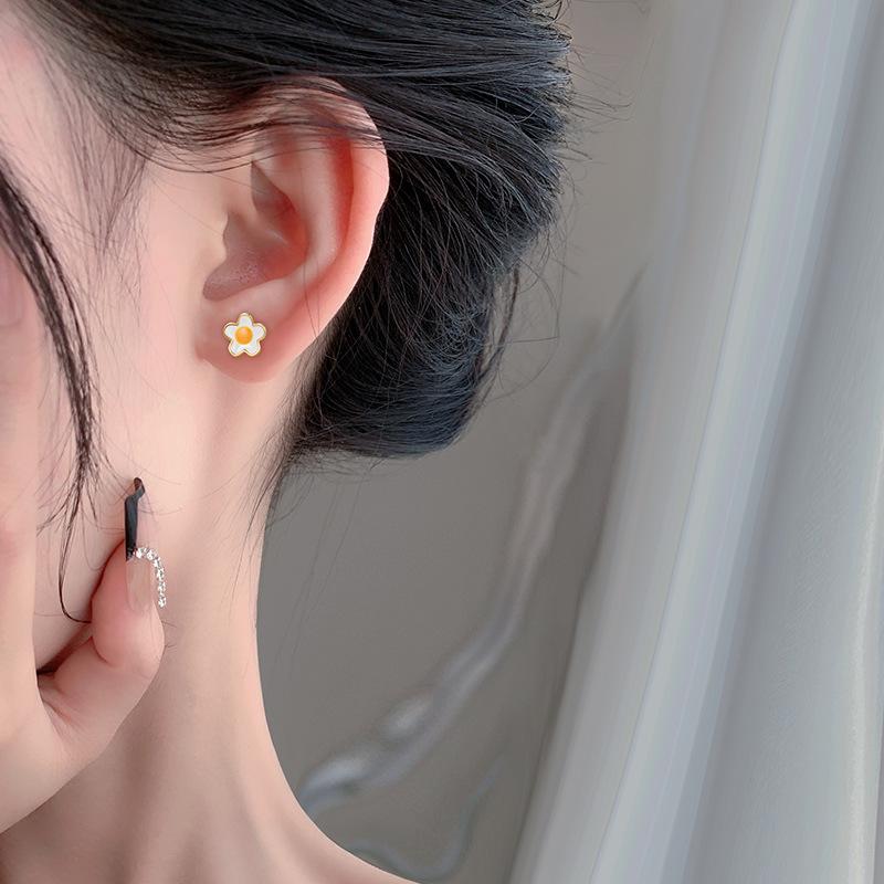 Golden Flower Earrings for Women's Temperament Sweet New Year New Trendy Earrings for Ear Piercing Niche