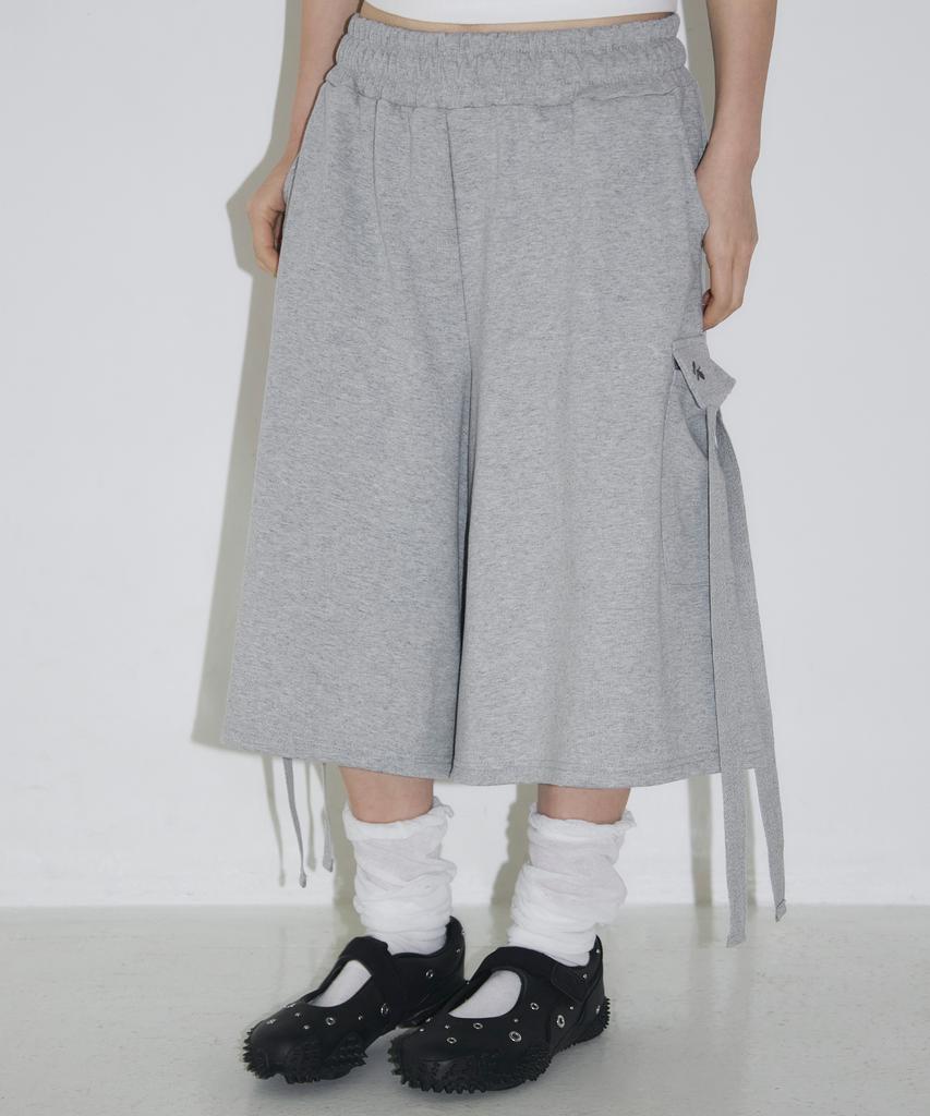 Seulliggeullou Cargo Strap Bermuda Sweatpants [Grey]