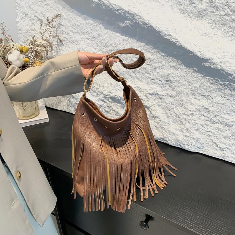 

Retro large capacity casual crossbody bag trendy fashion shoulder bag 2025 autumn new personalized fringe bag for women 30*28.5*6