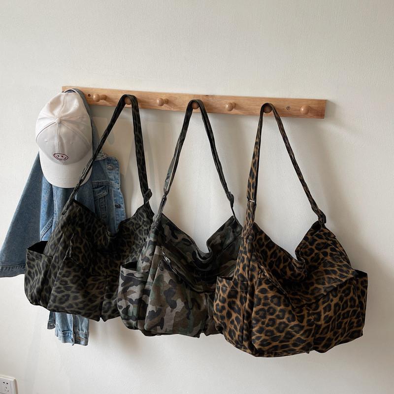 Camouflage Canvas Tote Bag With Leopard Pattern And Zipper Closure For Casual Outings