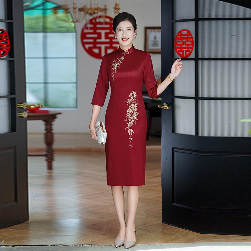 Elegant Dark Red Qipao for Autumn 2025: High-End Wedding Banquet Dress for Middle-Aged Mothers