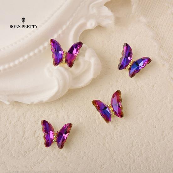 Dobré kouzla na nehty Ozdoby na nehty krásně aplikují jasnou barvu