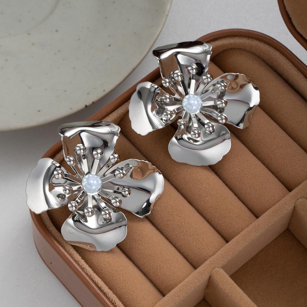 Fashion Metal Flower Petal Earrings Retro Sense Simple Premium Pearl Stud Earrings Design Sense Earrings Women