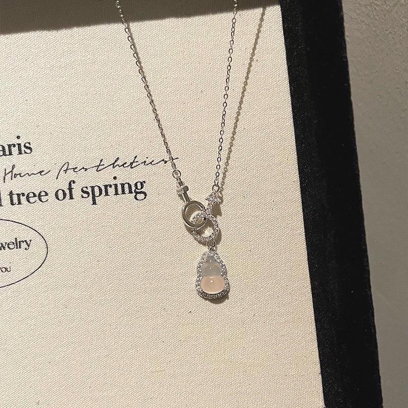 Elegant White Agate Gourd Necklace for Women - Versatile, Fashionable Clavicle Chain with Interlocking Rings