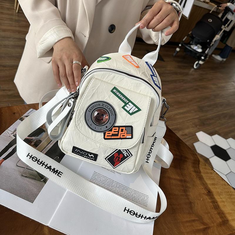 

Модный рюкзак с ретро-роскошью и плиссированным значком, модная повседневная женская сумка белый