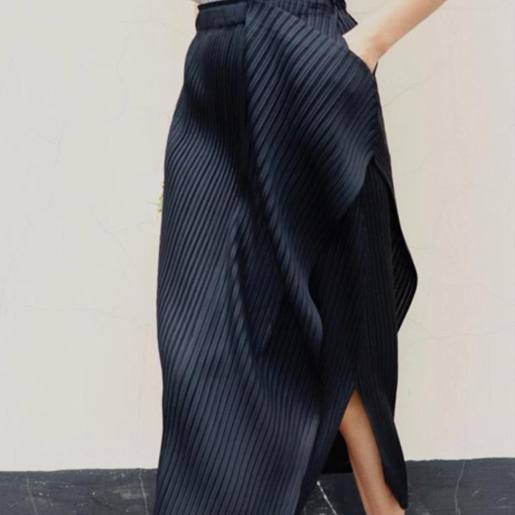 Fustă Neagră Asimetrică cu Fentă și Pliuri Miyake - Casual Chic High-End pentru Femei
