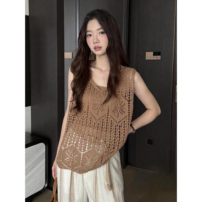 

Design sense niche non-collision knitted top light luxury high-end foreign style V-neck hollow vest thin One size fits all хакі