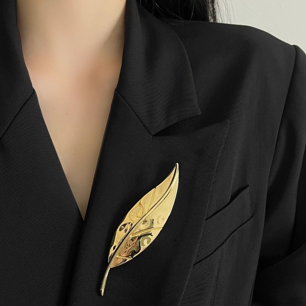 Vintage Long Leaf Pin Corsage Ornament Metal Glossy Brooch Maple Leaf Brooch  Western-style Clothes