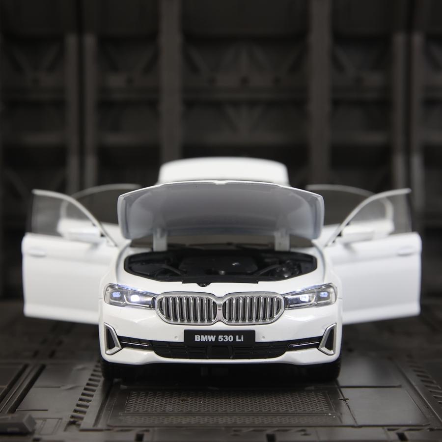 1:24 Simulate BMW 530Li alloy car model with doors, engine hood, and trunk that can open rich in details, finely crafted