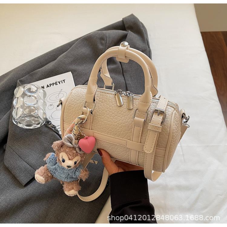 Korean version of simple pillow bag summer hand bag women's 2025 new fashion design texture shoulder messenger bag