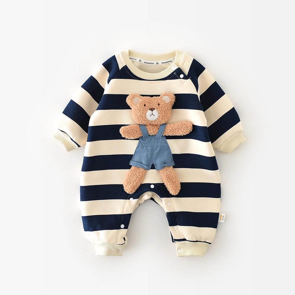 „Youyou Home Koreanischer Baby-Strampelanzug aus gestreiftem Fleece mit Bärenpuppen-Design für Frühling und Herbst.“