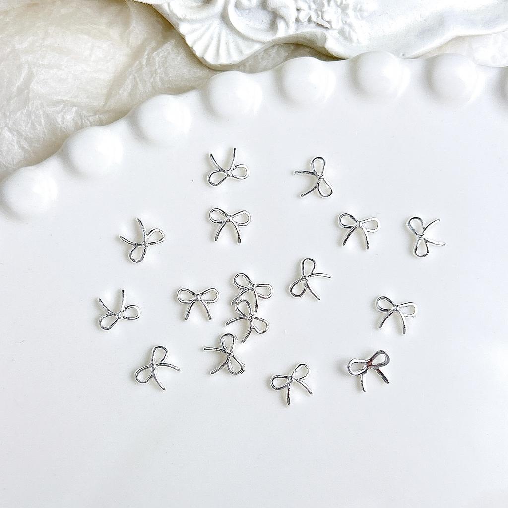 30 Stück Leichter Luxus Schleifen aus Band Legierung Nagelanhänger 3D Ausgeschnittene Linien Schleifen Krawatten Nagelkunst Dekorationen DIY Französischer Stil Nägel