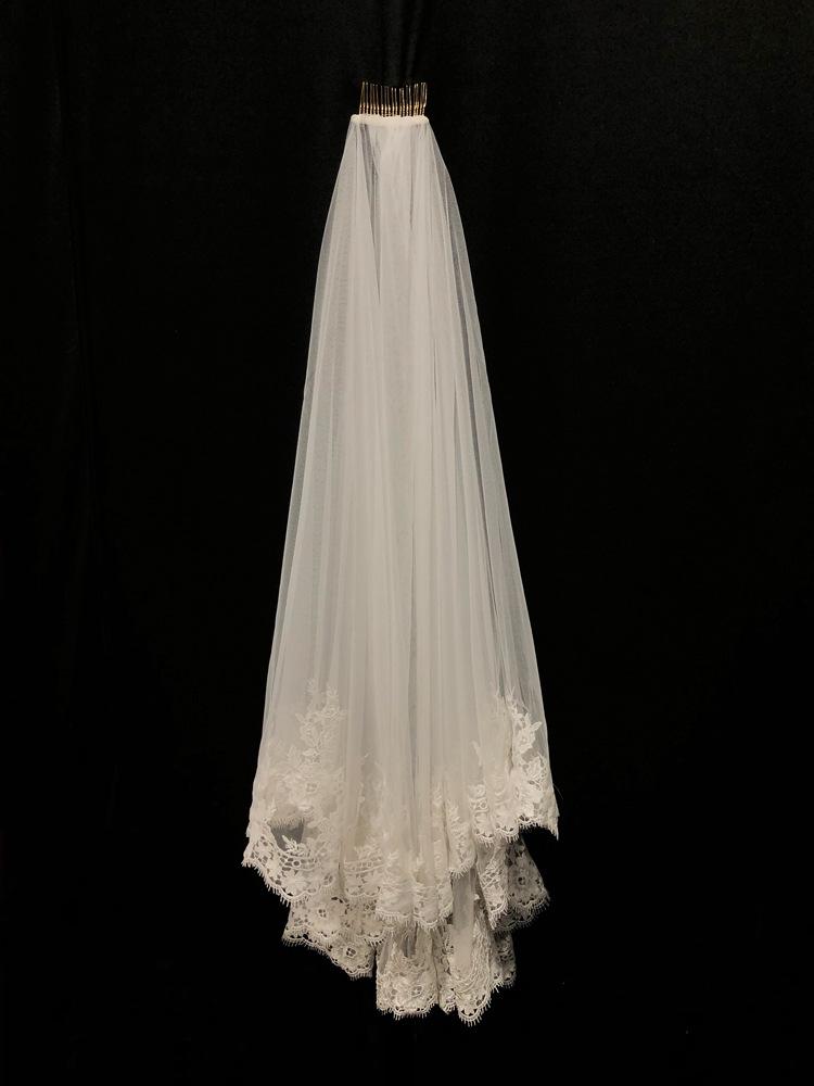 Exquisite Double Layer Wedding Veil with Water-Soluble Lace Edge and Hair Comb for Studio Photography